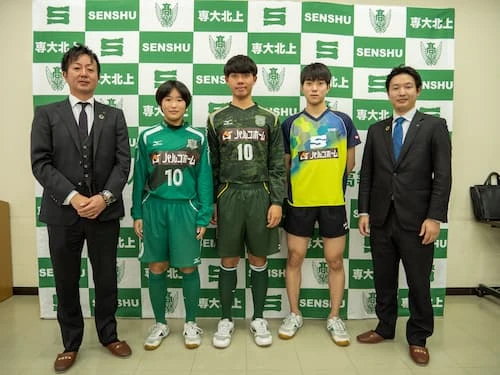 左：女子サッカー部主将/及川純奈さん(3年)中心：男子サッカー部主将/吉武皇雅さん(3年)右：卓球部主将/大場隆也さん(2年)